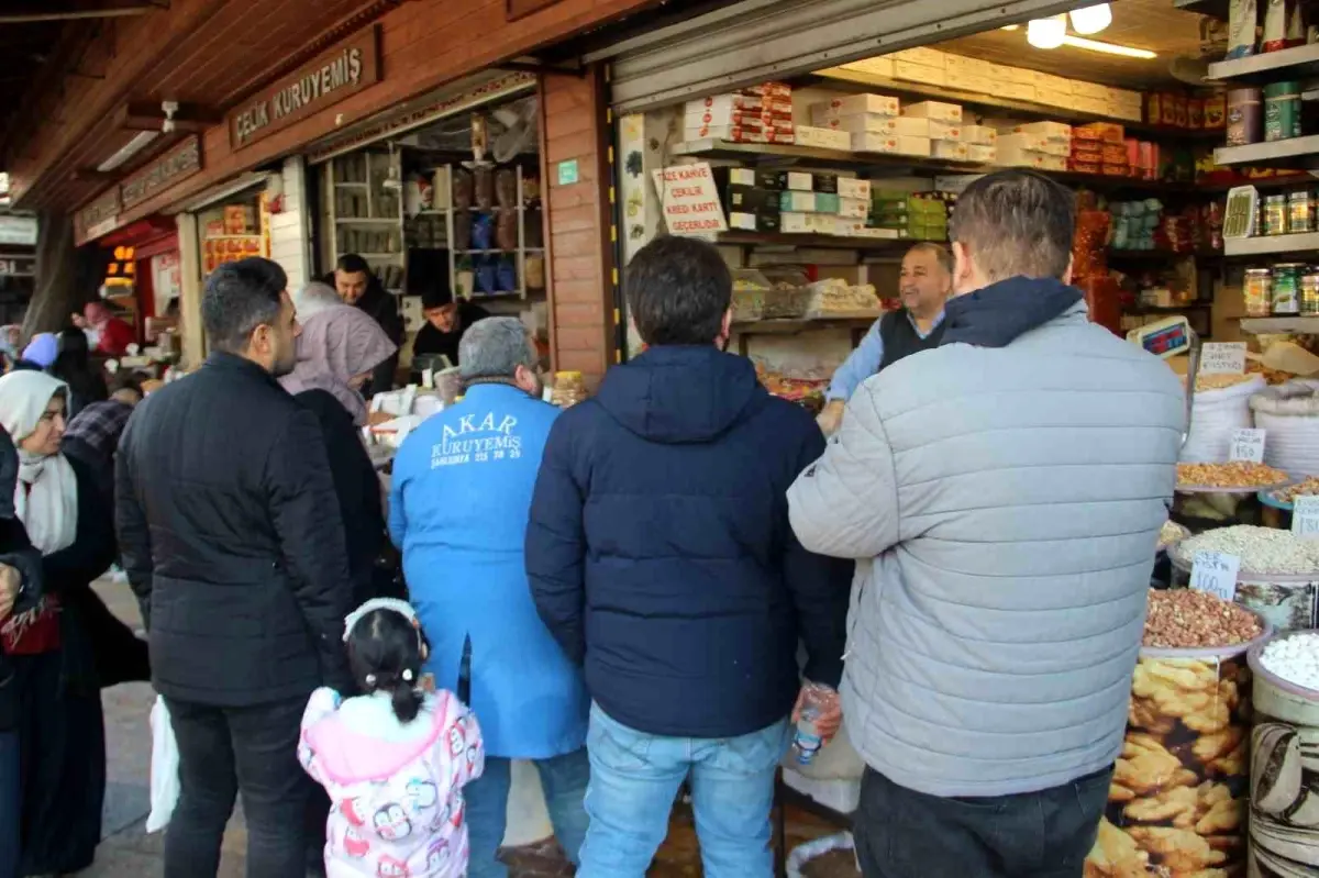 Ramazan hasebiyle tarihi çarşılarda yoğunluk yaşanıyor, esnaf memnun, fiyatlar yükseldi.