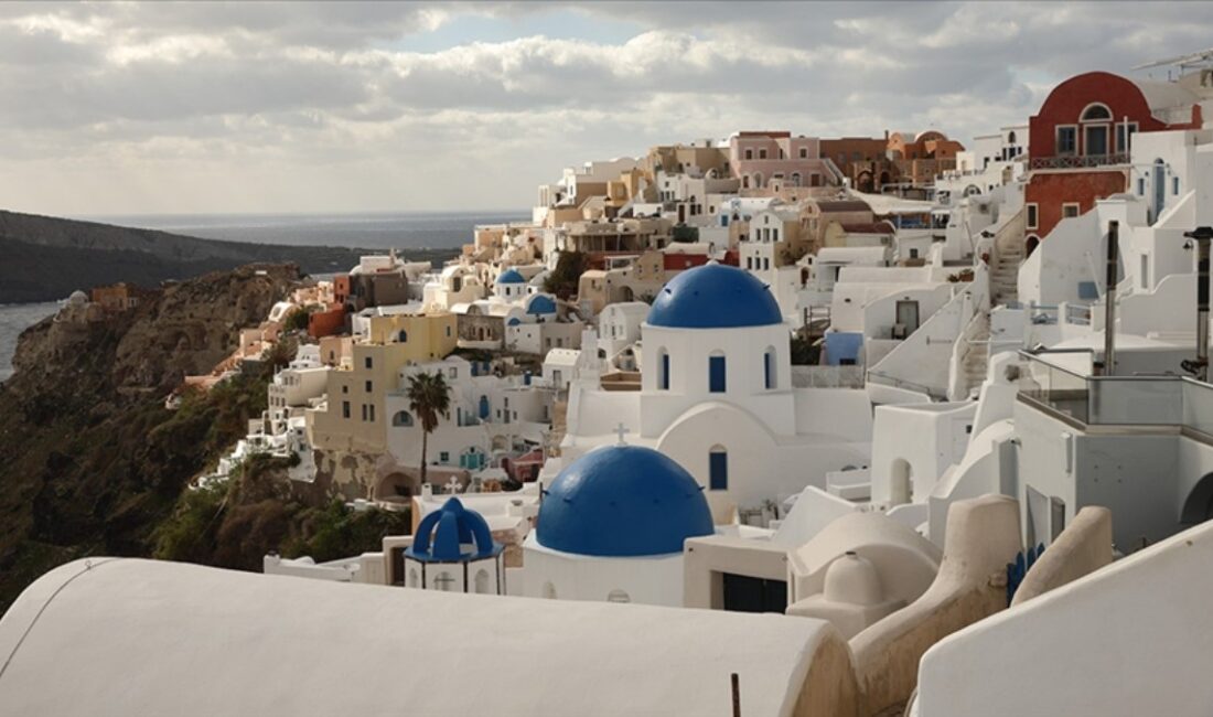 Santorini Adası, 12,800 sarsıntı ile büyük bir deprem felaketi yaşıyor.