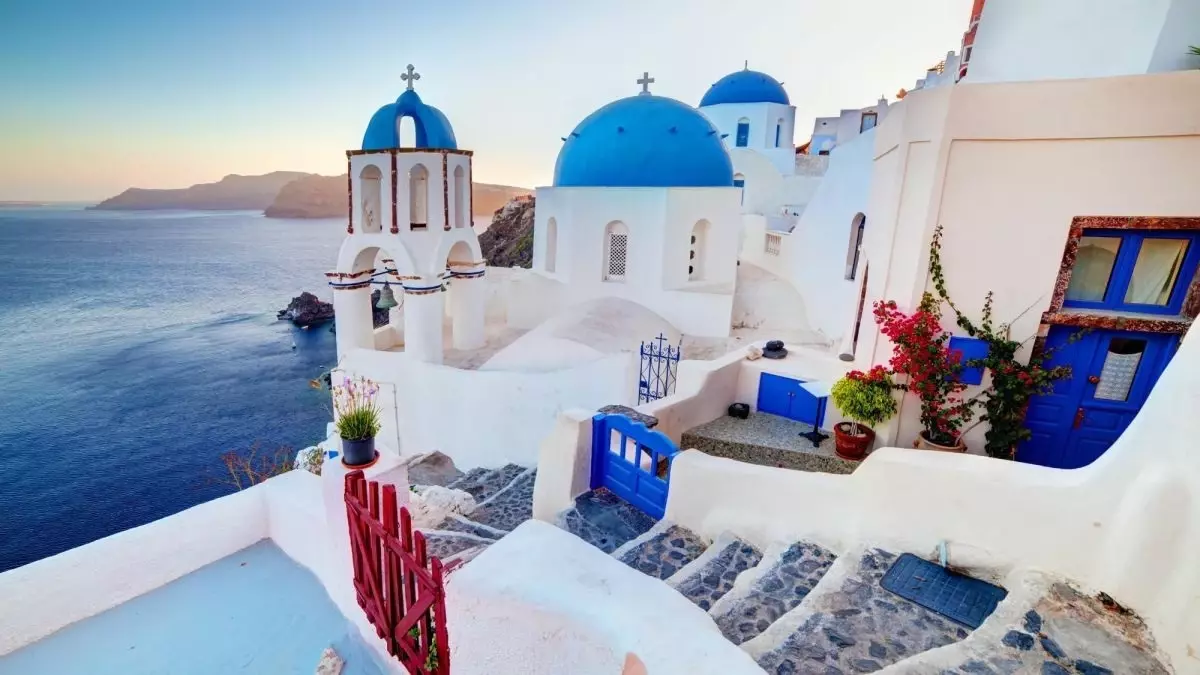 Santorini Adası'nda meydana gelen sismik hareketlilik nedeniyle eğitime ara verildi.