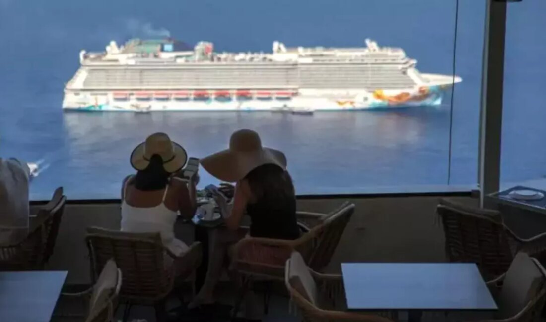 Santorini Adası'ndaki turizm krizi, son dönemde yaşanan depremlerin etkisiyle derinleşiyor.