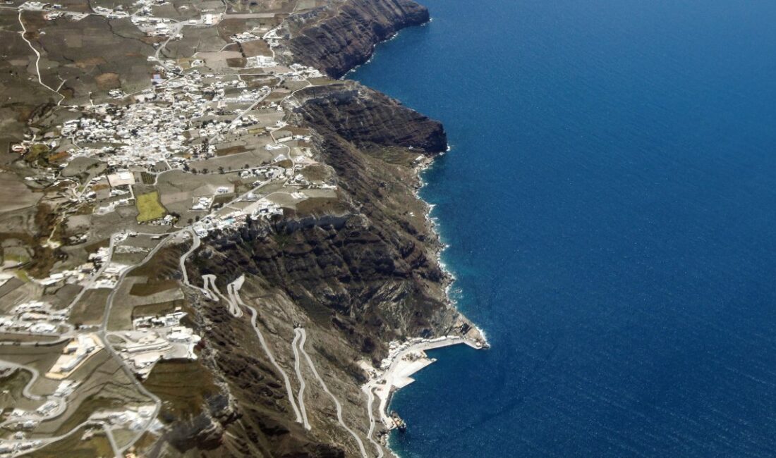 Santorini'de artan kaçak inşaatlar, eşsiz doğal güzellikleri tehdit ediyor. Bu