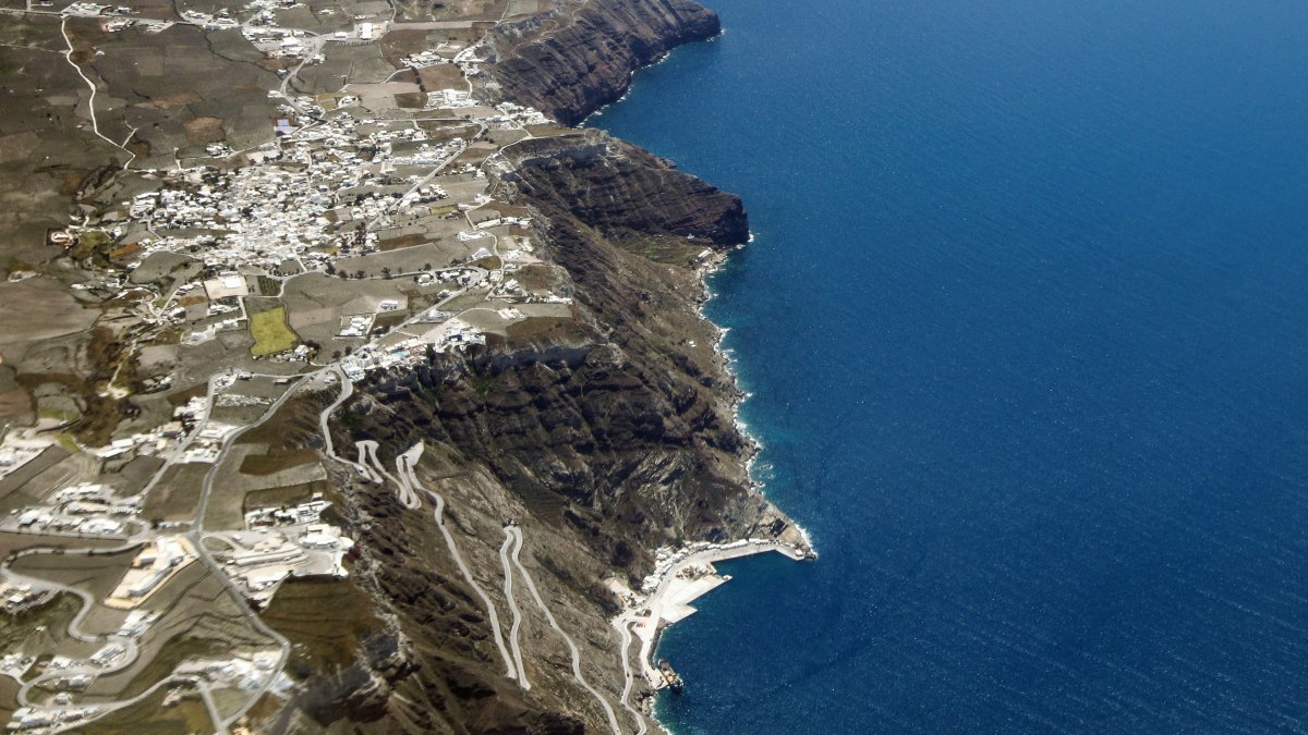 Santorini'de artan kaçak inşaatlar, eşsiz doğal güzellikleri tehdit ediyor. Bu