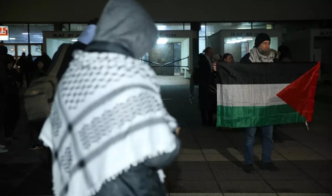 İsrail'in Gazze'ye hücumlarını protesto edenler, Buz Hokeyi Dünya Şampiyonası maçında