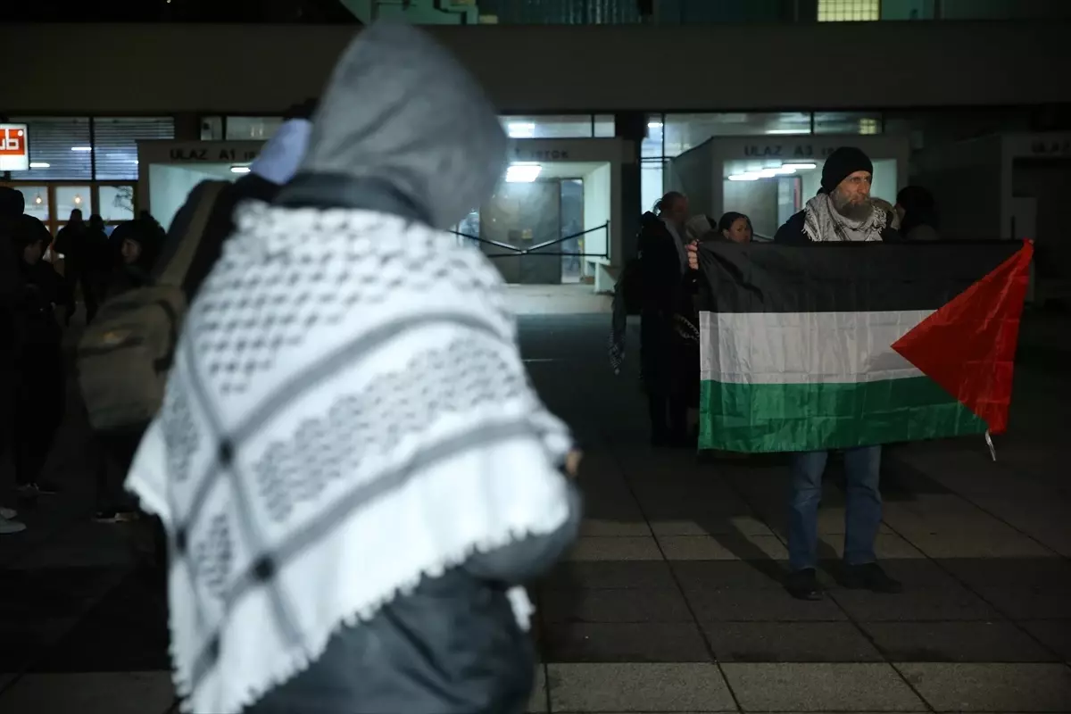 İsrail'in Gazze'ye hücumlarını protesto edenler, Buz Hokeyi Dünya Şampiyonası maçında