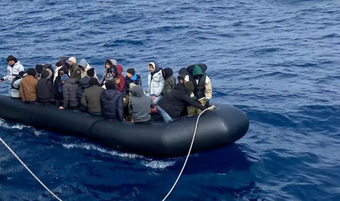 Yunan ögeleri tarafından geri itilen 73 göçmen, Kıyı Güvenlik tarafından