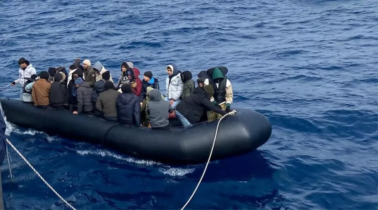 Yunan ögeleri tarafından geri itilen 73 göçmen, Kıyı Güvenlik tarafından