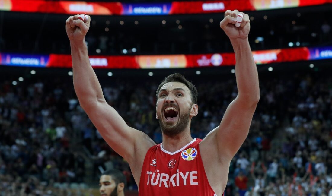 Semih Erden, Türk basketboluna damga vuran kariyerine veda etti. Bu