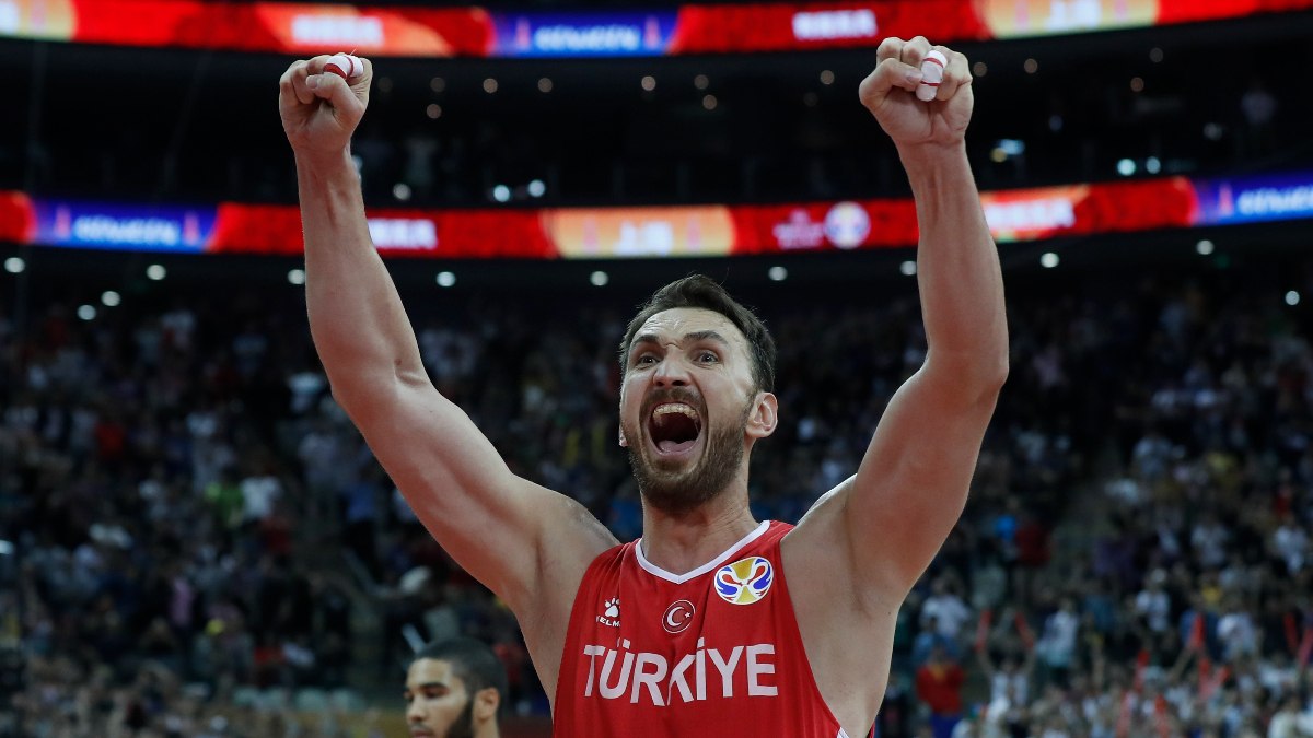 Semih Erden, Türk basketboluna damga vuran kariyerine veda etti. Bu