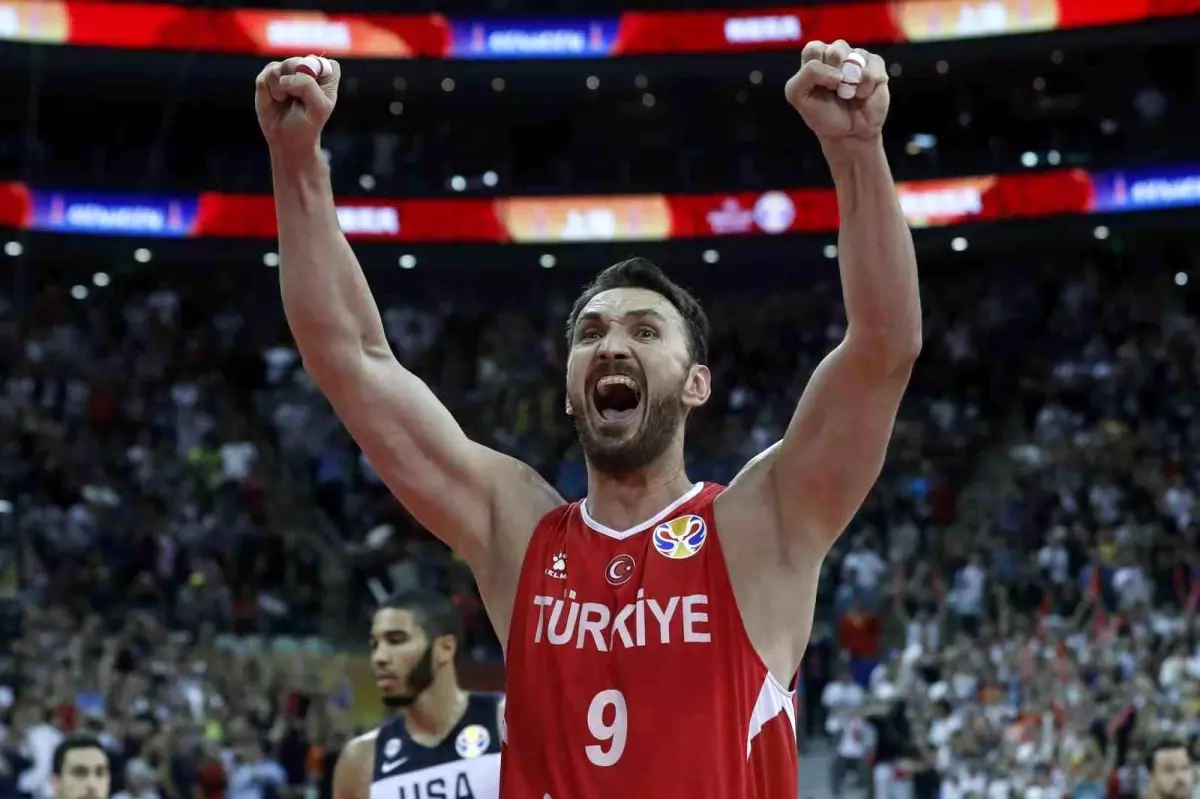 Semih Erden, Türk basketbolunun önemli isimlerinden biri olarak kariyerine veda