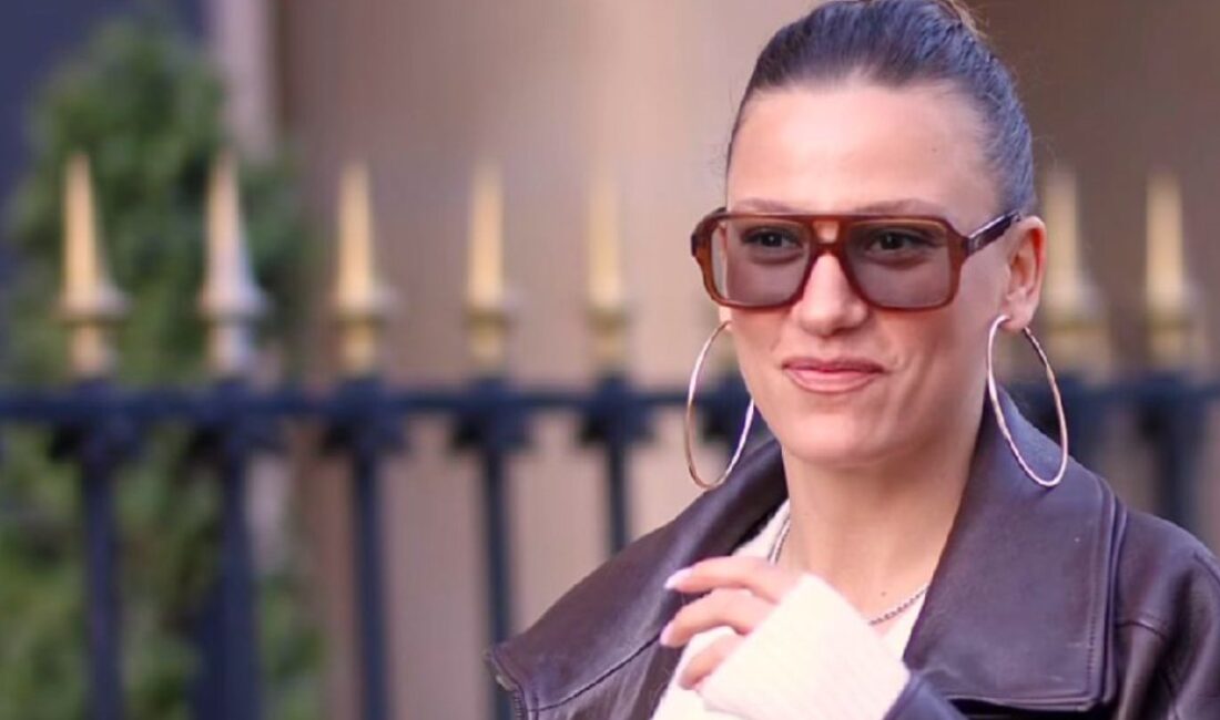 Fransa'ya giden Serenay Sarıkaya usulüyle tekrar beğeni topladı. Sokakta poz