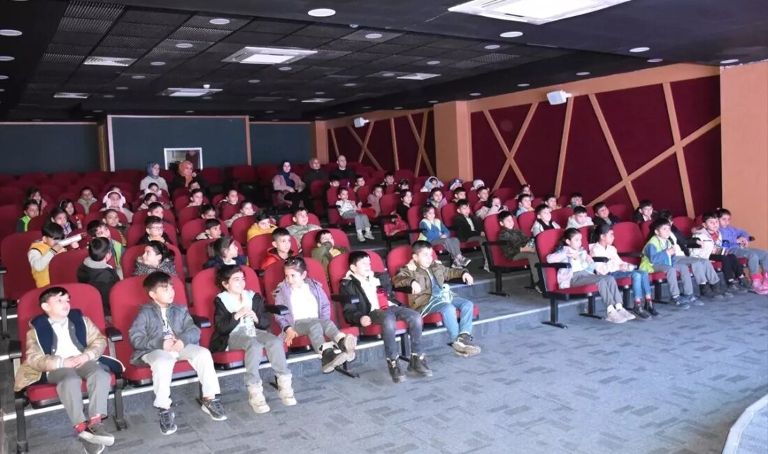 Siirt Belediyesi, çocuklara özel düzenlediği sinema etkinliği ile minik sinemaseverleri