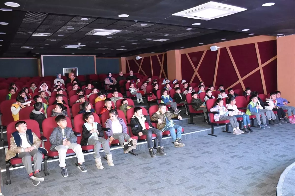 Siirt Belediyesi, çocuklara özel düzenlediği sinema etkinliği ile minik sinemaseverleri