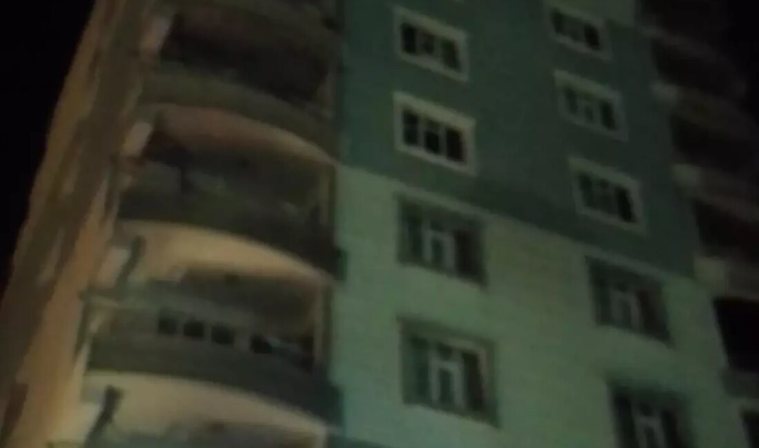 Siirt Kurtalan'da 10 katlı bir apartmanda çıkan yangın, 20 kişinin