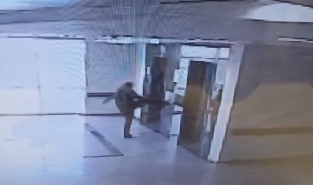 Siirt Eğitim ve Araştırma Hastanesi'nde bulunan bir şüphelinin asansör düğmelerine