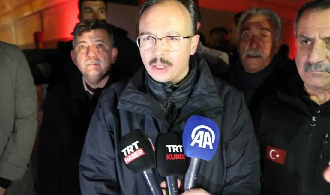 Siirt'te Yıldırım Apartmanı'nda meydana gelen yangında 20 kişi dumandan etkilendi.