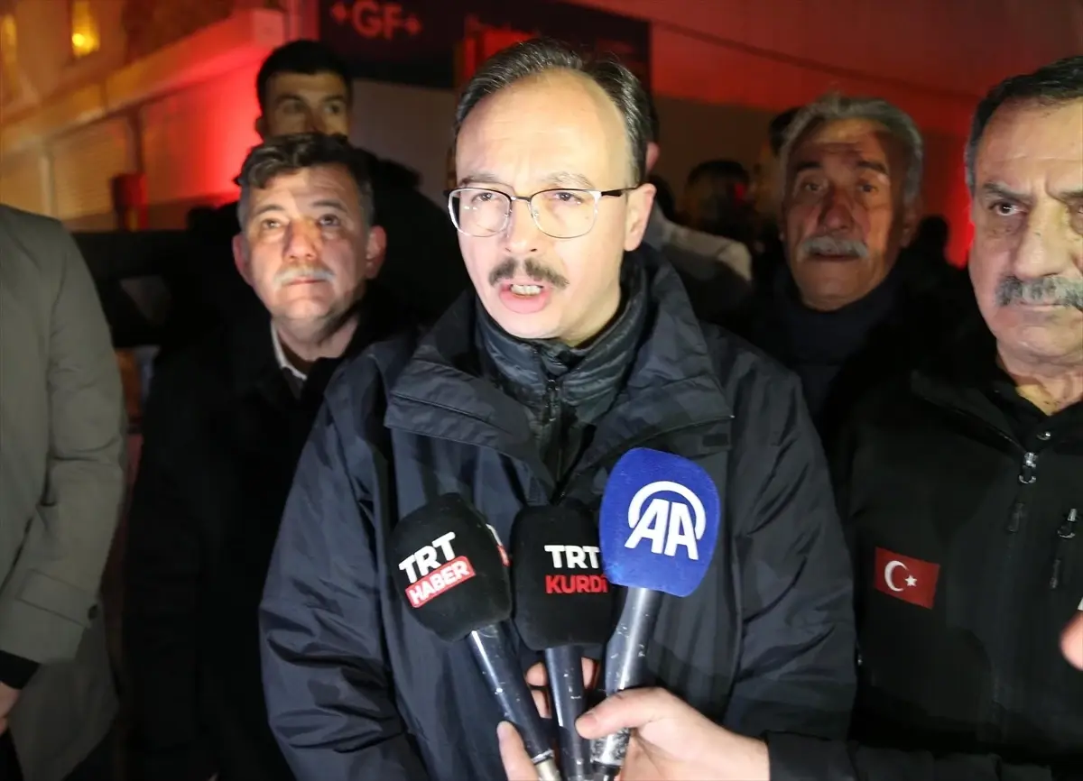 Siirt'te Yıldırım Apartmanı'nda meydana gelen yangında 20 kişi dumandan etkilendi.