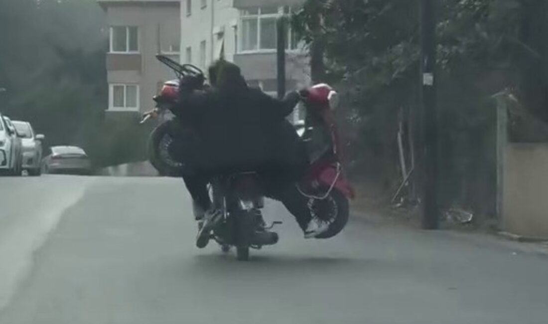 Şile'de motosiklet üzerinde motosiklet taşıyan sürücüler dikkatleri üzerine çekti. Sıradışı