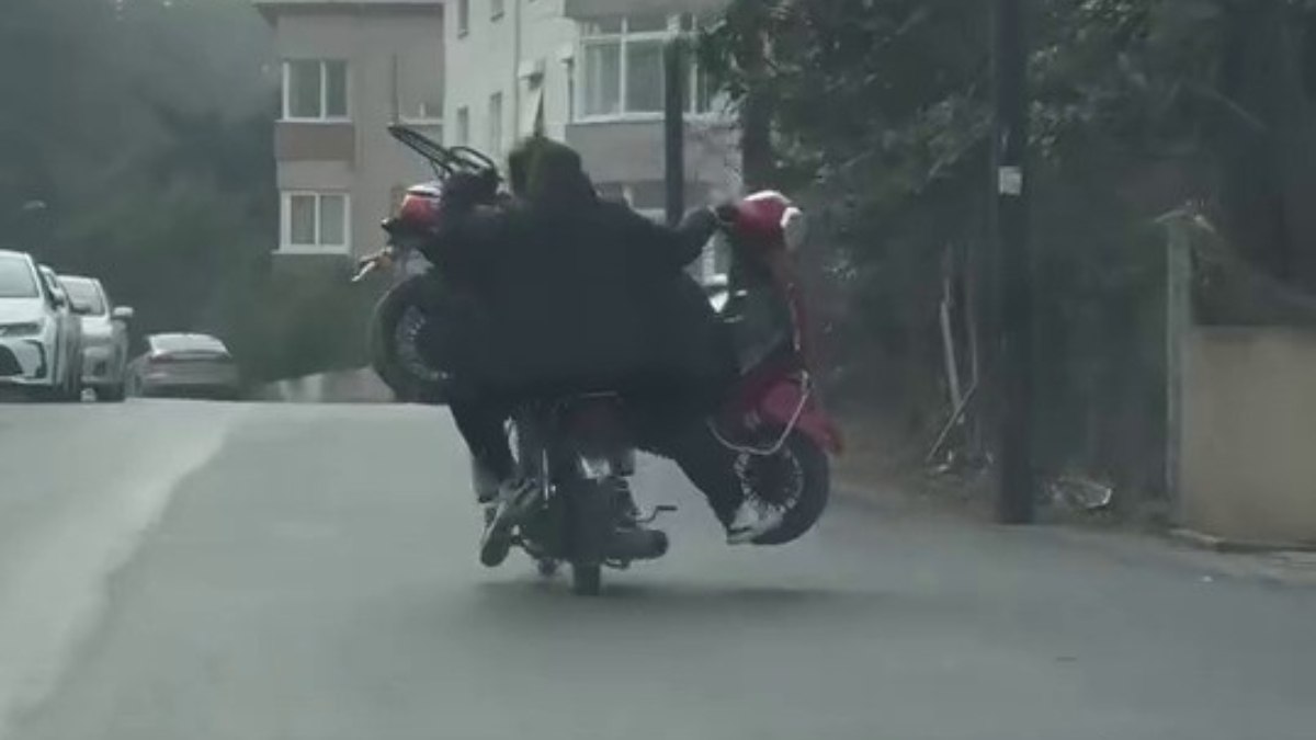 Şile'de motosiklet üzerinde motosiklet taşıyan sürücüler dikkatleri üzerine çekti. Sıradışı