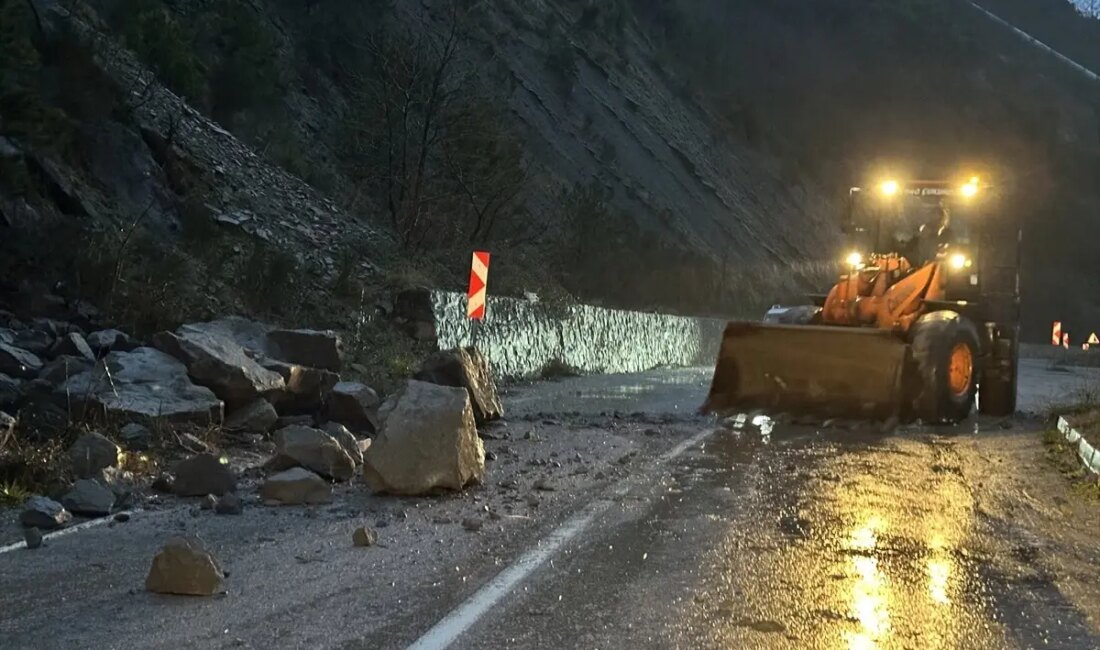 Sinop Ayancık'ta etkili olan yoğun kar yağışı, bölgedeki yaşamı olumsuz