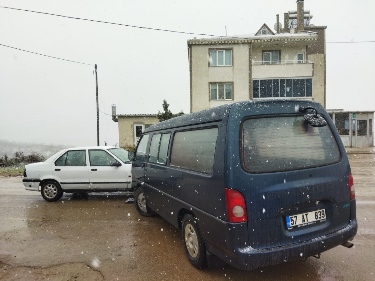 Sinop'ta Trafik Kazasında İki Çocuk Yaralandı