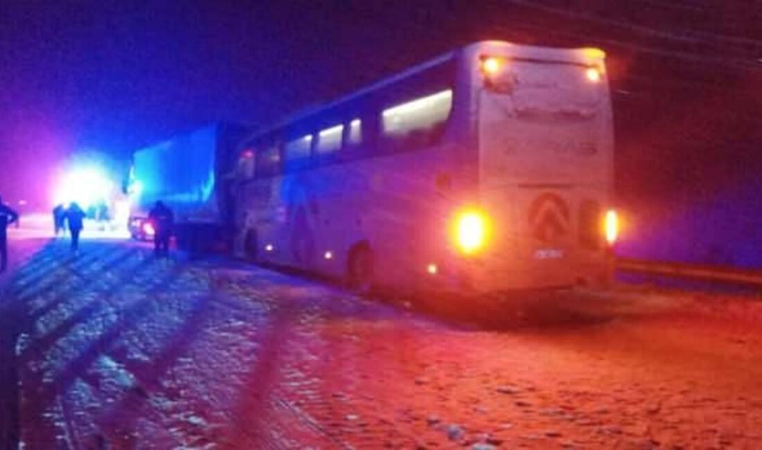 Sivas-Erzincan kara yolunda meydana gelen kazada bir yolcu otobüsü ile