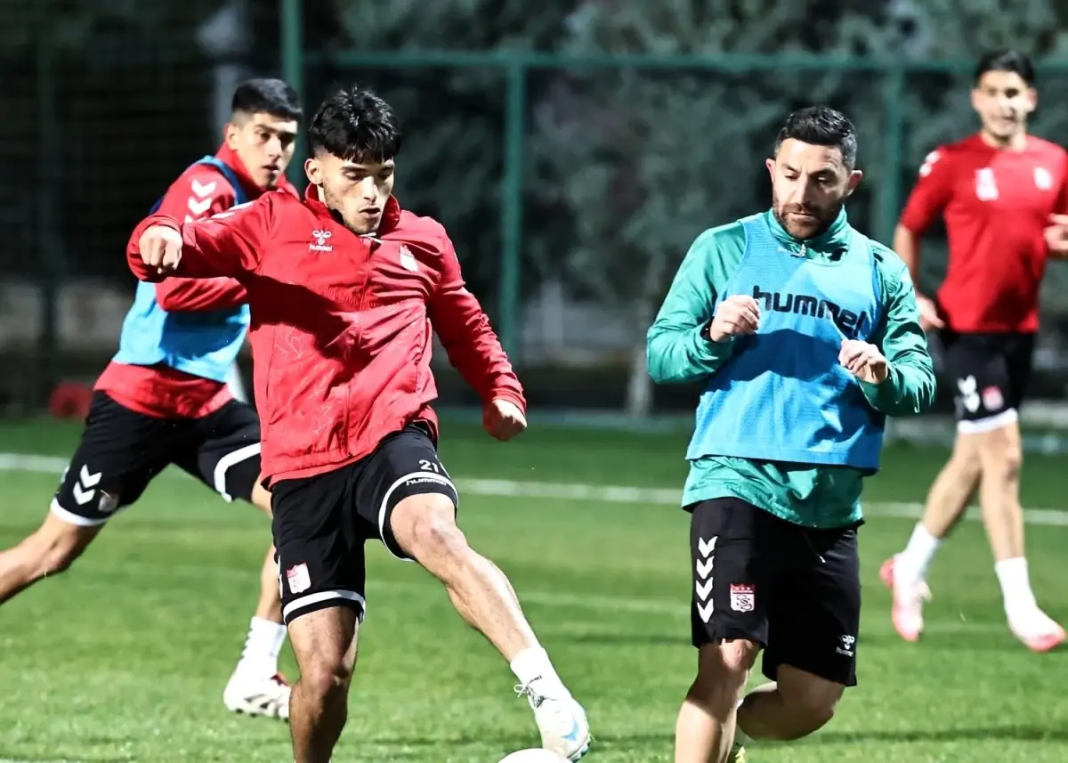 Sivasspor, Kocaelispor maçı için hazırlıklarını yoğun bir şekilde sürdürüyor. Takımın