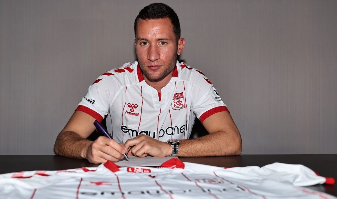 Sivasspor, genç yetenek Veljko Simic ile sözleşme imzalayarak kadrosunu güçlendirdi.