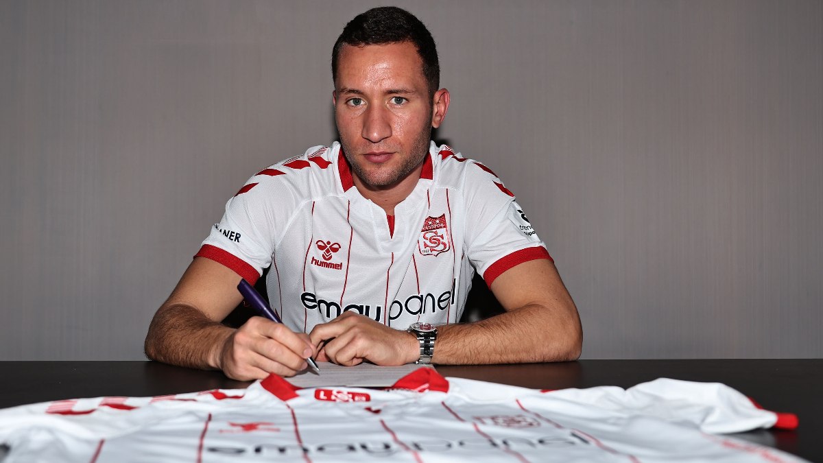 Sivasspor, genç yetenek Veljko Simic ile sözleşme imzalayarak kadrosunu güçlendirdi.