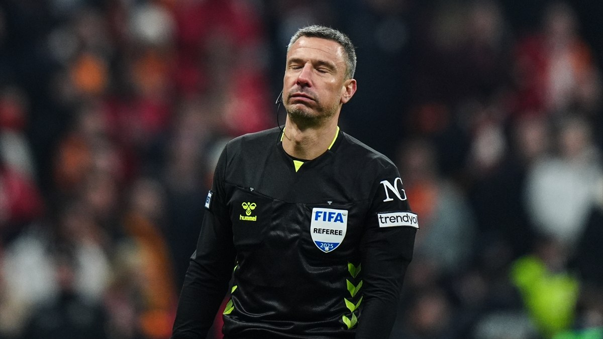 Golsüz eşitlikle sona eren Galatasaray - Fenerbahçe derbisini yöneten Slavko