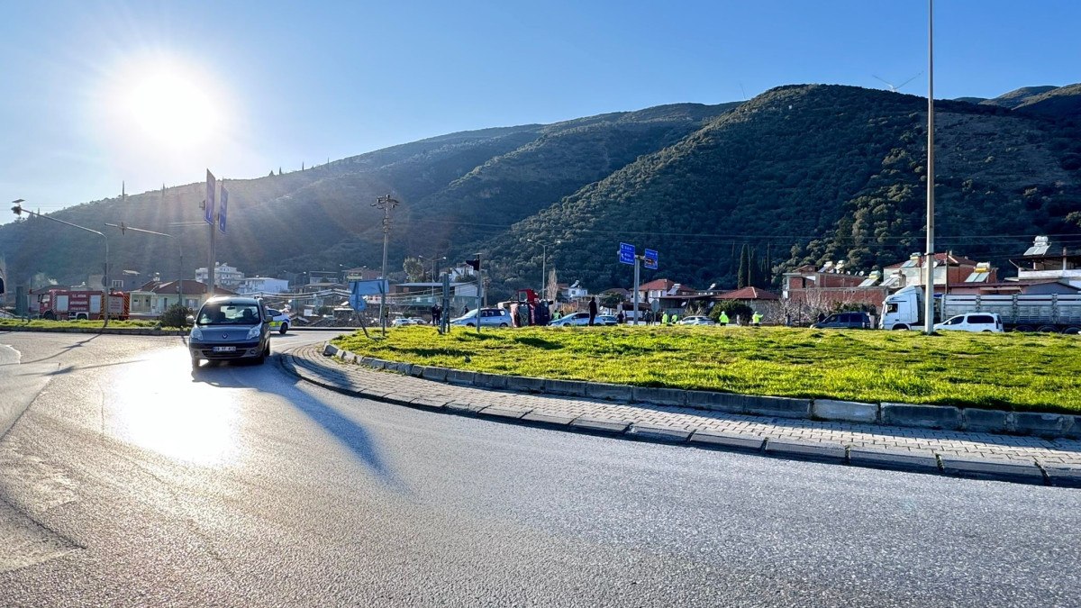 Söke'de İtfaiye Aracı Devrildi, 3 Personel Yaralandı