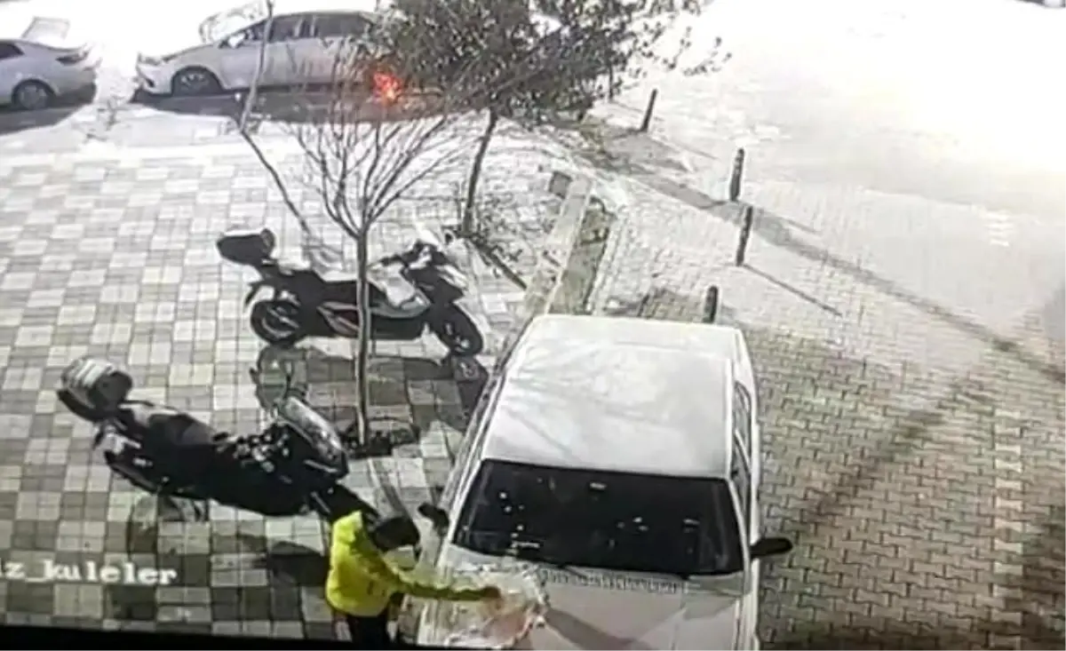 Soma'da sönmüş kireçle araçlara zarar veren iki çocuk yakalandı. Olayın