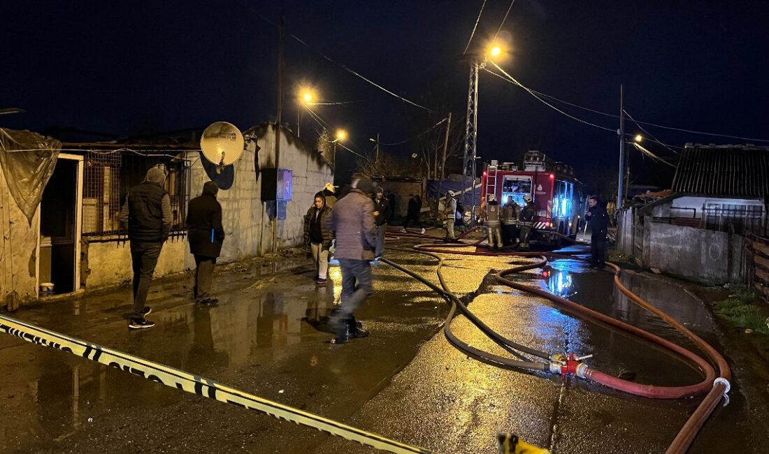 Sultangazi'de bir gecekondu da çıkan yangın paniğe neden oldu. Yangın,