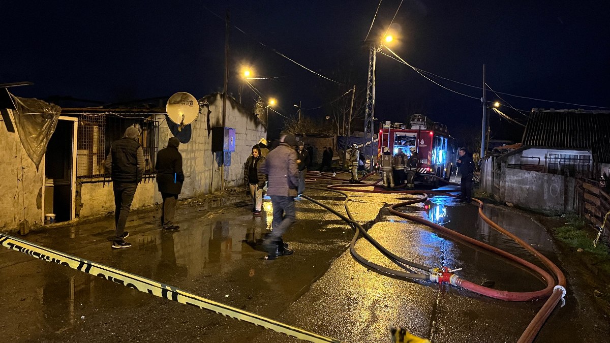 Sultangazi'de bir gecekondu da çıkan yangın paniğe neden oldu. Yangın,