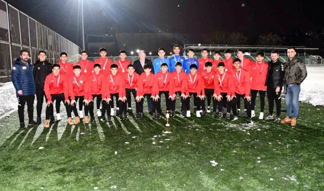 Talas Belediyespor U16, 2024 Kayseri Şampiyonu unvanını kazanarak büyük bir