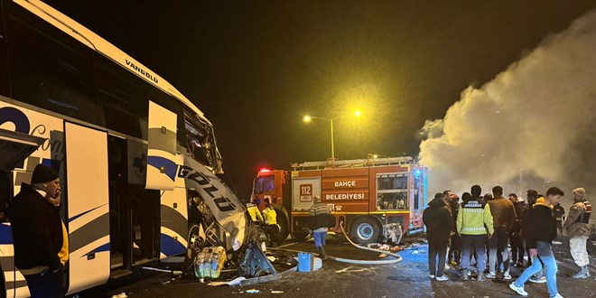 Tarsus-Adana-Gaziantep Otoyolu'nda meydana gelen zincirleme trafik kazası, birçok aracın karıştığı