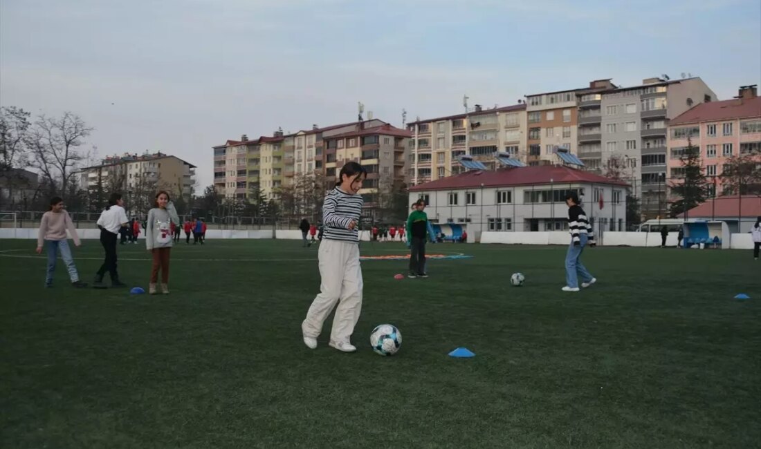 Tatvan Kız Futbol Takımı, Türkiye Şampiyonluğu hedefiyle hazırlıklarını sürdürüyor. Genç