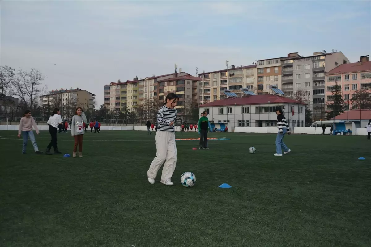 Tatvan Kız Futbol Takımı, Türkiye Şampiyonluğu hedefiyle hazırlıklarını sürdürüyor. Genç