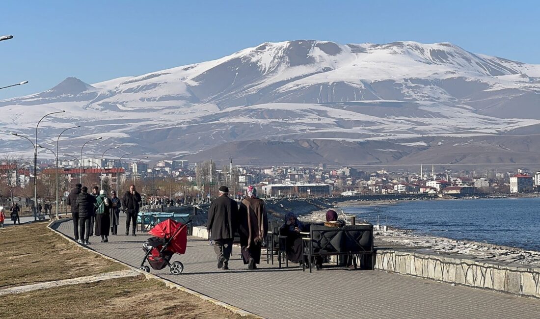 Tatvan Sahili'nde yaz aylarının getirdiği kalabalık, deniz, güneş ve eğlence