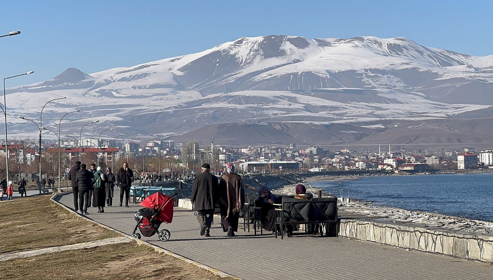 Tatvan Sahili'nde yaz aylarının getirdiği kalabalık, deniz, güneş ve eğlence