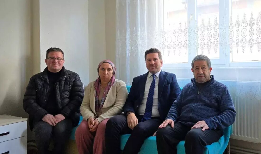 Tavas Belediye Başkanı Kadir Tatık, depremzedelere moral vermek ve ihtiyaçlarını