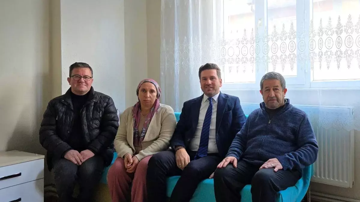Tavas Belediye Başkanı Kadir Tatık, depremzedelere moral vermek ve ihtiyaçlarını