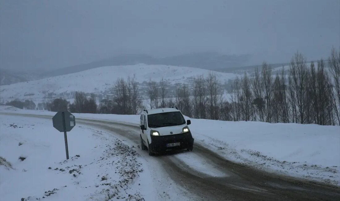 Tokat-Sivas kara yolunda kar yağışı sürücüleri zorlu koşullarla karşı karşıya