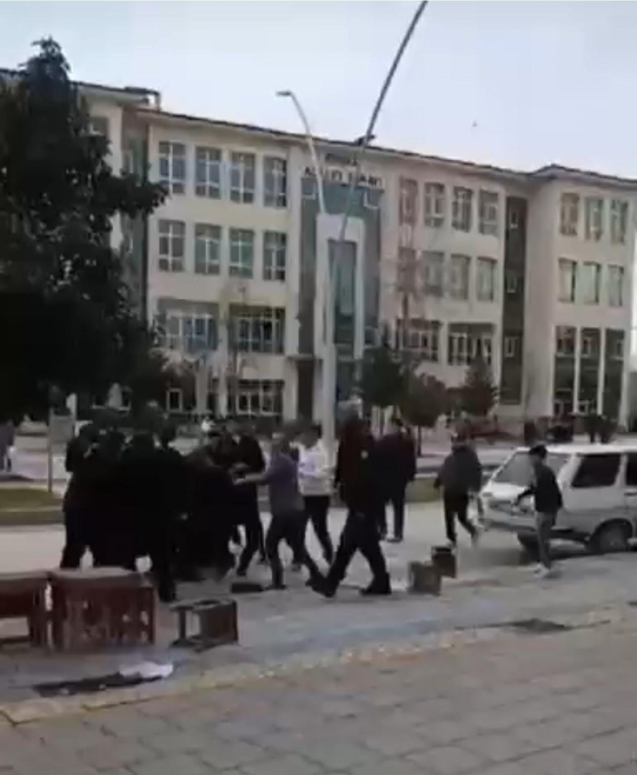 Tokat'ta Adliye Önünde Sopalı Kavga