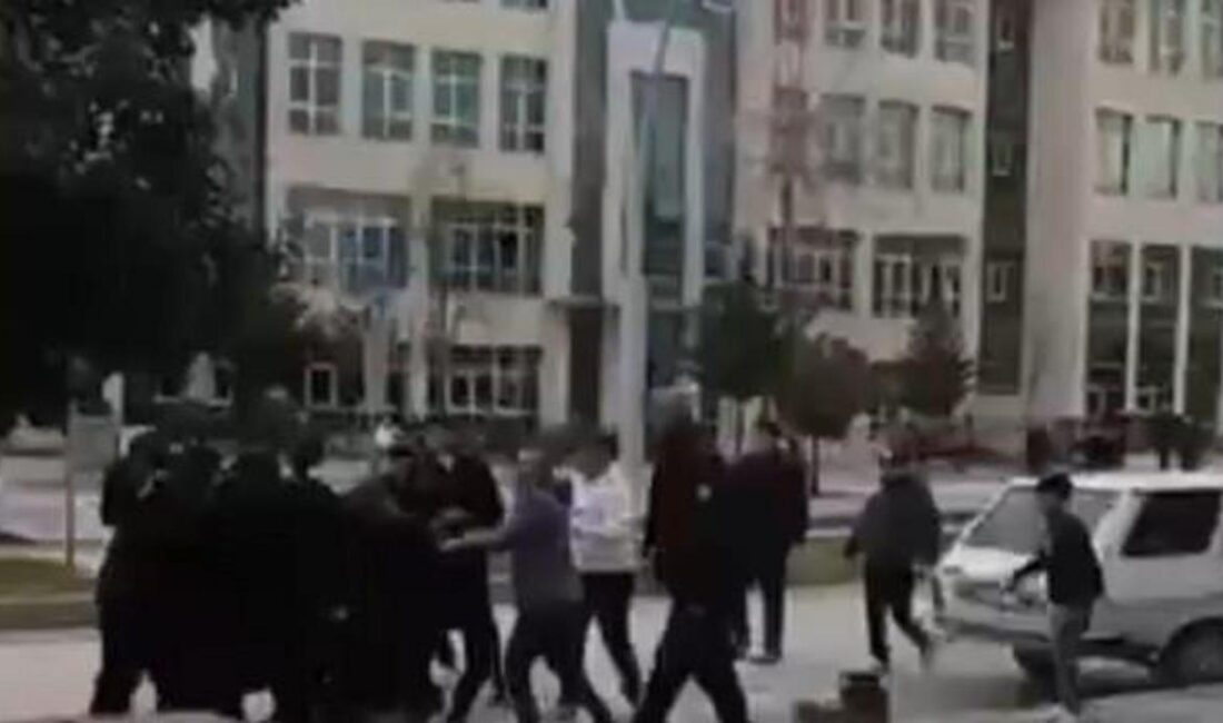 Tokat'ta adliye önünde meydana gelen sopalı kavga, 9 kişinin gözaltına