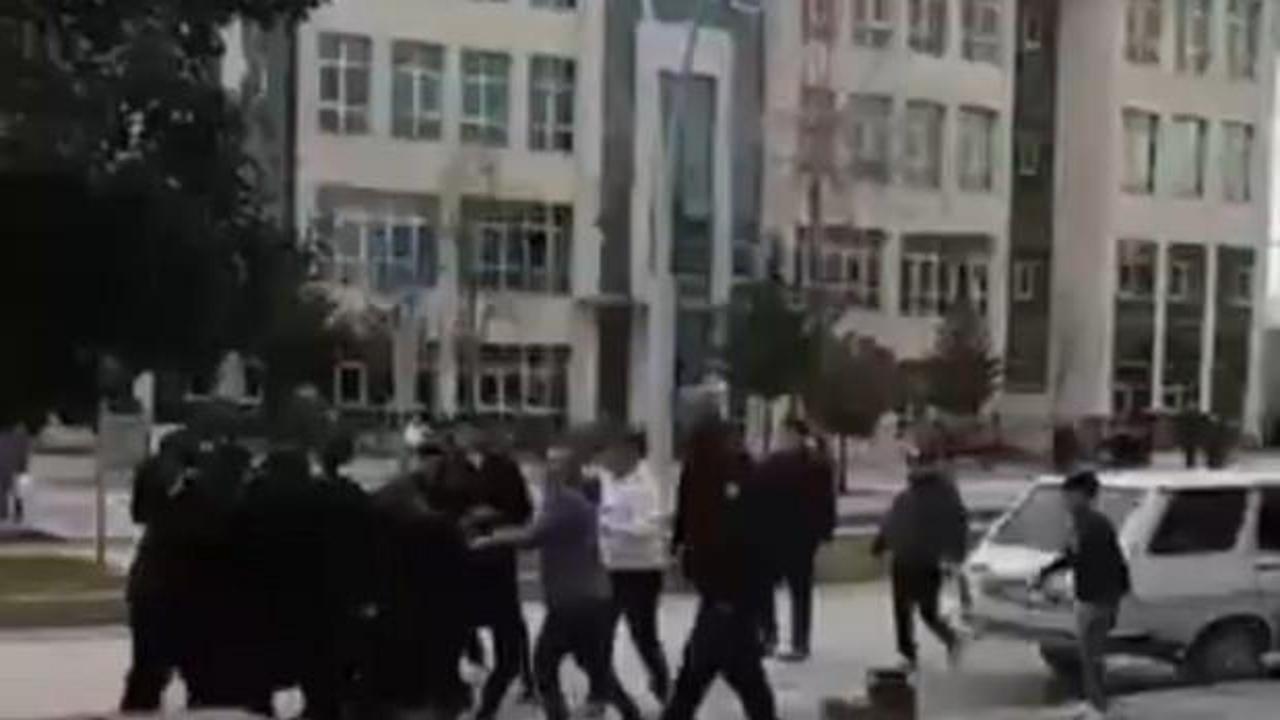 Tokat'ta adliye önünde meydana gelen sopalı kavga, 9 kişinin gözaltına