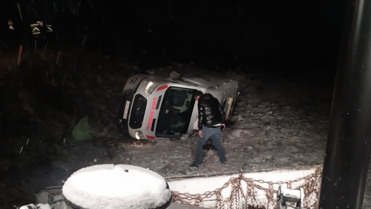 Tokat'ta meydana gelen ambulans kazasında sürücü yaralandı. Olayın detayları ve