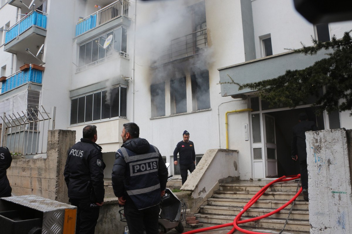 Tokat'ta Apartmanda Elektrik Kontağından Yangın: 12 Kişi Güvenle Tahliye Edildi