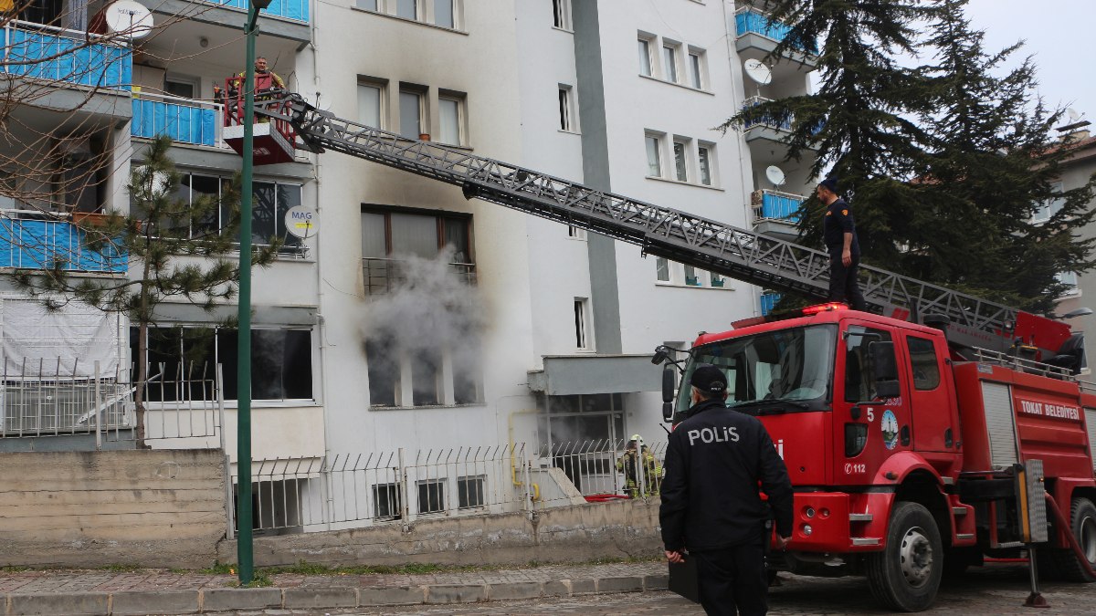Tokat'ta bir apartmanda meydana gelen elektrik kontağı yangınında, yangın güvenlik