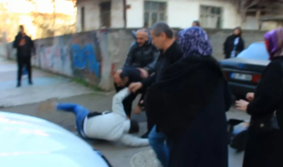 Tokat'ta meydana gelen trafik tartışması, kısa sürede kavgaya dönüştü. Olayın
