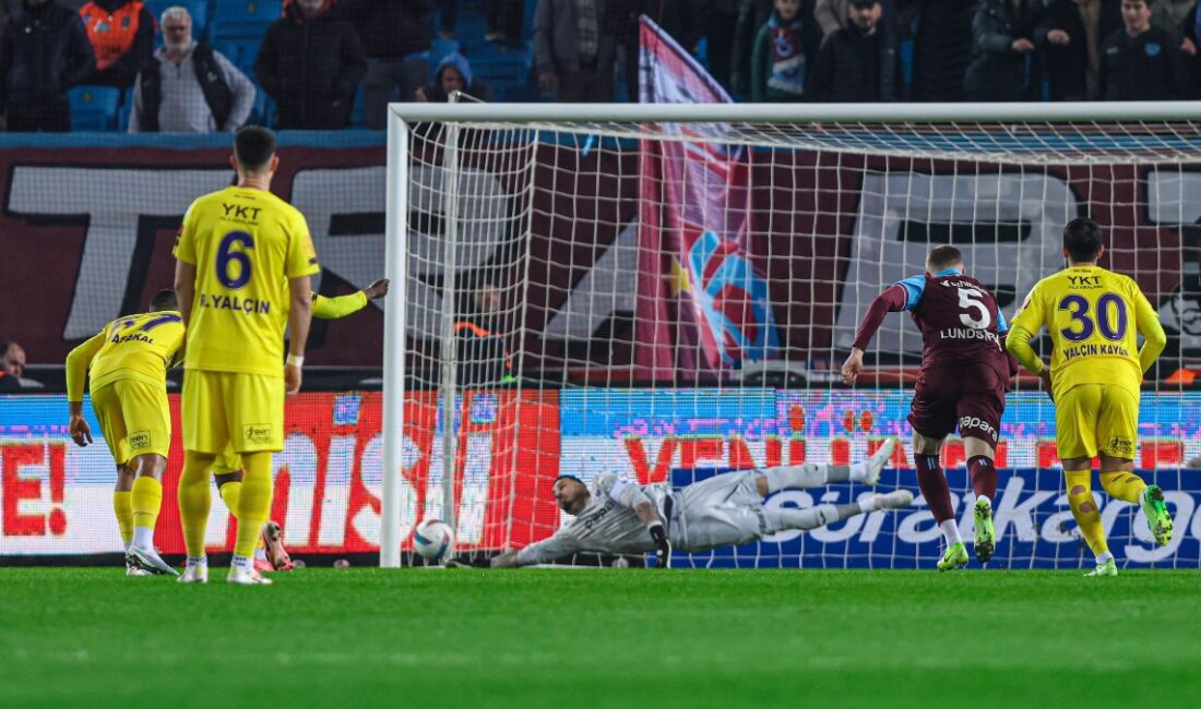 Trabzonspor - Eyüpspor maçında Uğurcan Çakır'ın muhteşem penaltı kurtarışı futbolseverleri